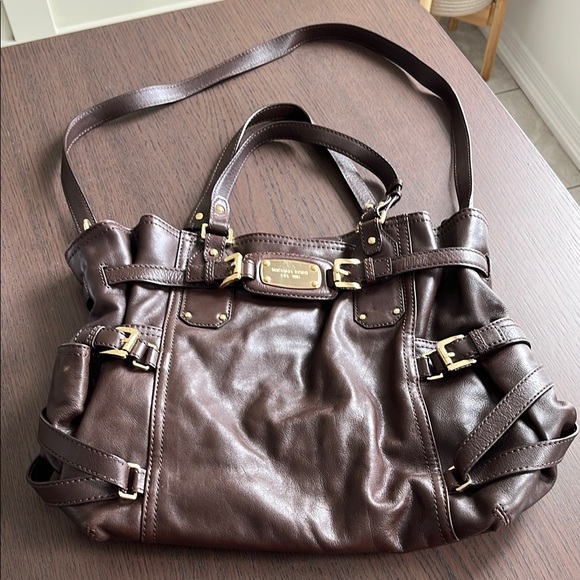 Michael Kors Gansevoort Large Shoulder Tote Bag with Gold Hardware - Picture 9 of 10